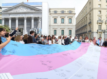 Varias personas sostienen la bandera trans que la Federación Estatal de Lesbianas, Gais, Trans, Bisexuales, Intersexuales y más (Flegtbi+), Chrysallis y Fundación Triángulo han llevado al Congreso de los Diputados, a 27 de octubre de 2022, en Madrid (España). El fin de llevar la bandera trans al Congreso es visibilizar su protesta ante los rechazos que sufre la tramitación de la conocida como ‘ley trans’ y exigir que el texto ‘’no sufra recortes’’. Los tres colectivos aprovechan su acto de protesta ante la Cámara Baja para reclamar a los representantes de los distintos grupos parlamentarios que firmen la bandera como muestra de su compromiso de “acelerar los trámites parlamentarios”. La acción tiene lugar en el marco del ‘Octubre trans’.
27 OCTUBRE 2022;LGTBI;TRANS;LEY;LEY TRANS;
Gustavo Valiente / Europa Press
(Foto de ARCHIVO)
27/10/2022