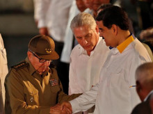 Raúl Castro saluda a Nicolás Maduro en presencia del presidente de Cuba, Miguel Díaz-Canel