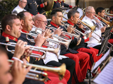 Unidad de Música del Regimiento de Infantería “Inmemorial del Rey” nº 1, junto a músicos ingleses
