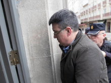 Un agente de Policía Nacional lleva al acusado de un triple crimen, José Luis Abet, a la Audiencia Provincial de Pontevedra, a 13 de marzo de 2023, en Pontevedra13 MARZO 2023;PONTEVEDRA;GALICIA;AUDIENCIA PROVINCIAL;TRIPLE CRIMEN DE VALGA;PIXELADA
Gustavo de la Paz / Europa Press
13/3/2023