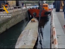 Las maniobras de la Guardia Civil para izar el narcosubmarino de Isla de Arosa