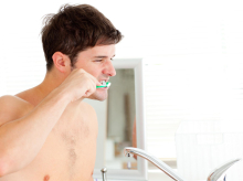 Un hombre se cepilla los dientes