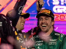 Fernando Alonso celebra su podio número 100 con Pérez y Verstappen