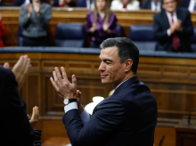 Pedro Sánchez guiña un ojo a los diputados del PSOE al término de la votación