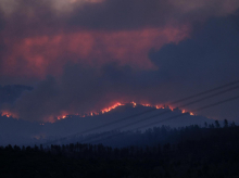 Vista general del incendio forestal declarado ayer en el término municipal de Villanueva de Viver
