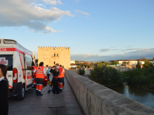Efectivos de Cruz Roja Española en el Puente Romano, junto a la carrera oficial