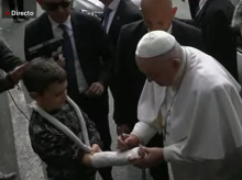 El Papa Francisco firma la escayola de un niño a la salida del hospital