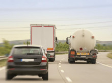 Un camión adelantando en autopista