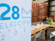 Varios operarios trabajan en las urnas en el centro logístico para las elecciones locales y autonómicas del 28-M, en el Polígono La Garena (Alcalá de Henares)