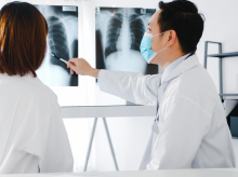 Dos médicos examinan una tomografía computarizada