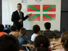 El PNV quiere borrar el español de las aulas