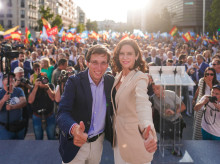 Martínez-Almeida y Díaz Ayuso durante el acto de apertura de la campaña