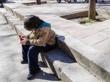 Un grupo de persona espera una cola durante la entrega de ropa de abrigo y zapatos nuevos a niños vulnerables