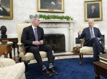El presidente Biden dialoga con el presidente de la Cámara de Representantes, Kevin McCarthy.