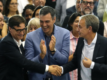 El presidente del Gobierno, Pedro Sánchez, el expresidente Jose Luis Rodríguez Zapatero, y el lider del PSC, Salvador Illa, durante el acto de cierre de campaña de las elecciones del 28-M