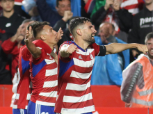 Los jugadores del Granada celebran el gol del ascenso