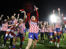 Las jugadoras del Atlético de Madrid celebran su victoria en la Copa de la Reina este sábado en el estadio de Butarque, en Leganés. EFE/JuanJo Martín