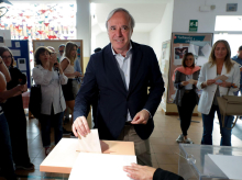 El candidato del PP a la Presidencia de Aragón, Jorge Azcón ejerce su derecho al voto en un colegio electoral de Zaragoza este domingo, durante las elecciones locales municipales y autonómicas.