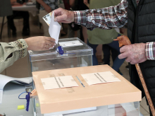 Detalle de un votante en un colegio electoral de la localidad navarra de Arre
