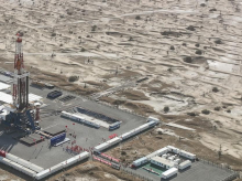 (230530) -- URUMQI, May 30, 2023 (Xinhua) -- This aerial photo taken on May 30, 2023 shows the drilling project of a borehole over 10,000 meters deep for scientific exploration in northwest China's Xinjiang Uygur Autonomous Region.
  The drilling of China's first borehole over 10,000 meters deep for scientific exploration began on Tuesday in the Tarim Basin, northwest China's Xinjiang Uygur Autonomous Region.
   The operation started at 11:46 a.m. on Tuesday. It represents a landmark in China's deep-Earth exploration, providing an unprecedented opportunity to study areas of the planet deep beneath the surface. (Xinhua/Li Xiang) (Photo by Li Xiang / XINHUA / Xinhua via AFP)