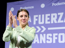 La ministra de Igualdad, Irene Montero, aplaude durante un acto de campaña de Podemos