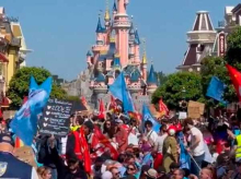 Trabajadores de Disneyland Paris, conocidos como cast members, llevan a cabo manifestaciones en el parque en su tercer día de huelga