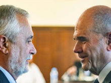 Los expresidentes andaluces José Antonio Griñán (izq.) y Manuel Chaves (dcha.), tras finalizar el juicio de los ERE