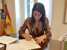 La líder de Caminando Juntos, Macarena Olona, rellenando el formulario para inscribir su partido
