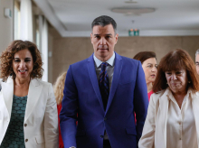 Pedro Sánchez, entre María Jesús Montero (izquierda) y Cristina Narbona (derecha)