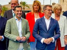 Alberto Núñez Feijóo, junto a Juanma Moreno en la Junta Directiva del PP andaluz