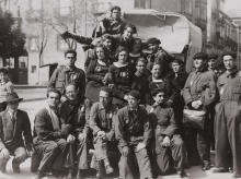Miembros de La Barraca con Federico García Lorca (segundo por la izquierda, sentado)