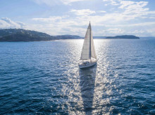 Velero de alquiler en un viaje de una compañía de turismo náutico