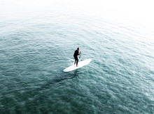 Una persona practica paddle surf