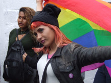 Una pareja en una protesta pro LGTB