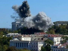 Un edificio en llamas tras un ataque ucraniano en el puerto de Sebastopol, sede de la flota rusa en el mar Negro