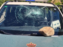 Imagen de la piedra arrojada contra el coche de la Guardia Civil