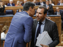 El presidente del Gobierno en funciones, Pedro Sánchez, saluda al diputado del PSOE Óscar Puente (d), en la primera sesión del debate de investidura