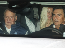 El Rey Juan Carlos llegó al Real Club Náutico de Sangenjo acompañado de su asistente personal