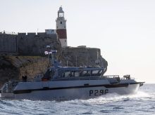 Un barco de la Marina Real británica en las aguas españolas que rodean Gibraltar
