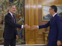 El rey Felipe VI estrecha la mano al líder del PSOE