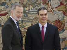 Pedro Sánchez tras prometer su cargo de presidente del Gobierno, junto al Rey Felipe VI, que mantiene un gesto serio