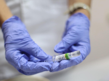 Una enfermera muestra una de las vacunas contra la gripe