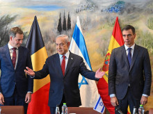 El Presidente del Gobierno, Pedro Sánchez (d), junto al primer ministro israelí, Benjamin Netanyahu (c), y el primer ministro belga, Alexander de Croo (i), este jueves durante su encuentro en Jerusalén. EFE/ Kobi Gideon / Oficina De Prensa Del Gobierno De Israel