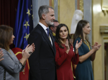El Rey Felipe VI es aplaudido por la Reina Letizia, la Princesa Leonor y la presidenta del Congreso, Francina Armengol
