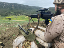 Un soldado ucraniano realiza prácticas de combate en bosque
