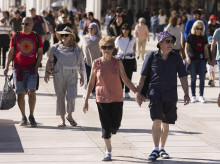 Las altas temperaturas, que este sábado han dejado más de 21 grados en la ciudad de Málaga, han animado a residentes y turistas a ir a la playa