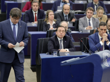 El expresidente catalán Carles Puigdemont pasa junto al presidente del Gobierno, Pedro Sánchez, y el ministro de Exteriores, José Manuel Albares, antes de tomar la palabra en el Parlamento Europeo en Estrasburgo