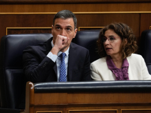 Pedro Sánchez y María Jesús Montero siguiendo la votación del martes