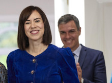 La ministra de Ciencia, Diana Morant, delante de Pedro Sánchez