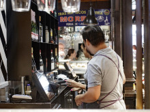 Dos camareros, en un bar de Madrid.